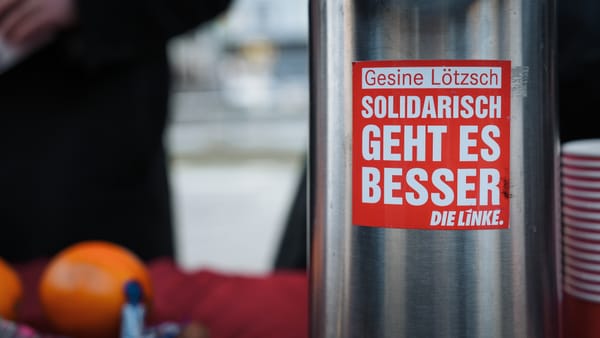 Thermosflasche mit Aufschrift: »Gesine Lötzsch: Solidarisch geht es besser. Die Linke.«
