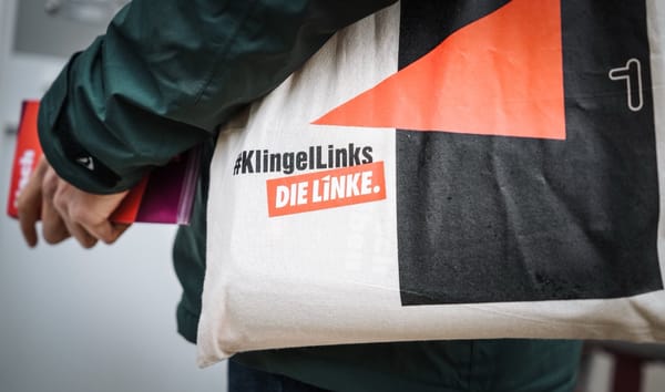 Detailaufnahme eines Jutebeutels. Aufschrift: #KlingelLinks Die Linke.